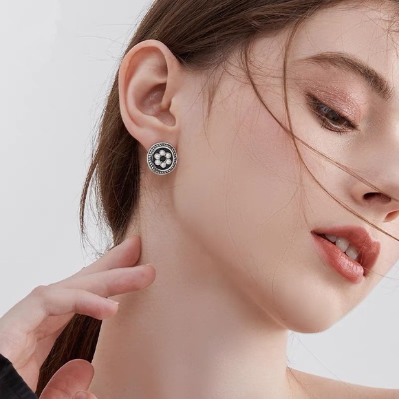 Flower earrings, flower studs, minimal studs earrings, black enamel studs - Picture 5 of 6